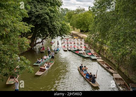 Oxford, Großbritannien. 15.. Juli 2022. Wetter in Großbritannien: Oxford, Großbritannien, 15.. Juli 2022. Während des heißen Wetters genießen die Menschen einen angenehmen Nachmittag beim Plagen auf dem Fluss Cherwell im Zentrum von Oxford, Großbritannien. Quelle: Martin Anderson/Alamy Live News Stockfoto