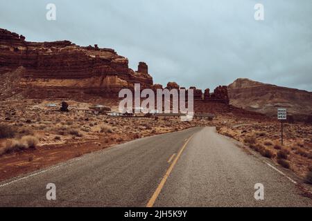 Leere Straße In Richtung Hite Marina Campground In Hite, Utah, Usa Stockfoto