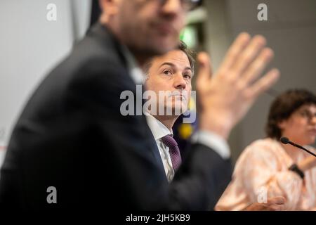 Brüssel, Belgien. 15.. Juli 2022. Premierminister Alexander De Croo im Bild während einer Pressekonferenz nach dem ministerratstreffen am Freitag, dem 15. Juli 2022 in Brüssel. BELGA FOTO HATIM KAGHAT Kredit: Belga Nachrichtenagentur/Alamy Live News Stockfoto