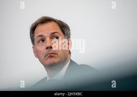 Brüssel, Belgien. 15.. Juli 2022. Premierminister Alexander De Croo im Bild während einer Pressekonferenz nach dem ministerratstreffen am Freitag, dem 15. Juli 2022 in Brüssel. BELGA FOTO HATIM KAGHAT Kredit: Belga Nachrichtenagentur/Alamy Live News Stockfoto