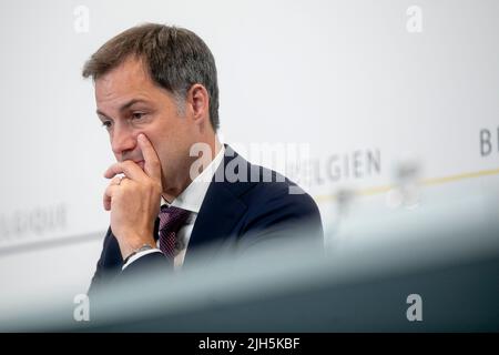 Brüssel, Belgien. 15.. Juli 2022. Premierminister Alexander De Croo im Bild während einer Pressekonferenz nach dem ministerratstreffen am Freitag, dem 15. Juli 2022 in Brüssel. BELGA FOTO HATIM KAGHAT Kredit: Belga Nachrichtenagentur/Alamy Live News Stockfoto