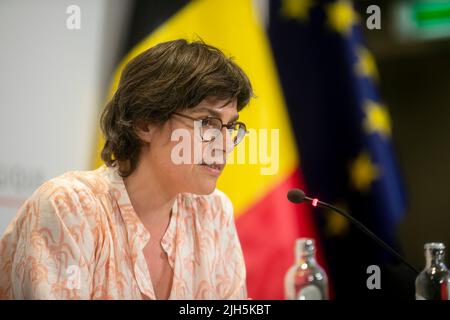 Brüssel, Belgien. 15.. Juli 2022. Energieministerin Tinne Van der Straeten im Bild bei einer Pressekonferenz nach dem ministerratstreffen am Freitag, den 15. Juli 2022 in Brüssel. BELGA FOTO HATIM KAGHAT Kredit: Belga Nachrichtenagentur/Alamy Live News Stockfoto