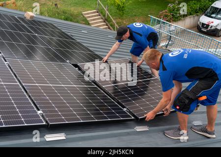 Installation von Solarmodulen auf dem Dach einer Scheune, einer Farm, über 240 Photovoltaikmodule sind auf dem Dach installiert, NRW, Deutschland Stockfoto