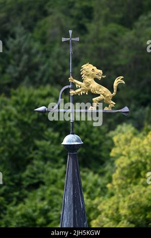 Kassel, Deutschland. 15.. Juli 2022. Der Wetterhahn der Löwenburg ist passend mit einem Löwen verziert. Das Land Hessen hat 30 Millionen Euro für die Renovierung der Burg ausgegeben, die sich im UNESCO-Weltkulturerbe Bergpark Wilhelmshöhe befindet. Landgraf Wilhelm IX. Ließ die Löwenburg Ende des 18.. Jahrhunderts als Lustschloss im Stil einer pseudomittelalterlichen Burg errichten. Quelle: Uwe Zucchi/dpa/Alamy Live News Stockfoto