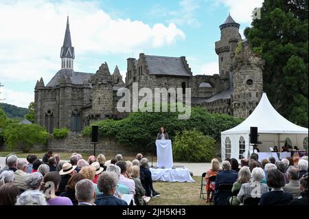 Kassel, Deutschland. 15.. Juli 2022. Hesses Kunst- und Kulturministerin Angela Dorn (Bündnis 90/die Grünen) spricht bei der Wiedereröffnung der Löwenburg. Das Land Hessen hat 30 Millionen Euro für die Renovierung der Burg ausgegeben, die sich im UNESCO-Weltkulturerbe Bergpark Wilhelmshöhe befindet. Landgraf Wilhelm IX. Ließ die Burg Löwenburg Ende des 18.. Jahrhunderts als Lustschloss im Stil einer pseudomittelalterlichen Burg errichten. Quelle: Uwe Zucchi/dpa/Alamy Live News Stockfoto