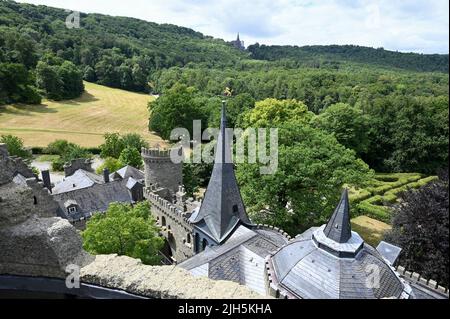 Kassel, Deutschland. 15.. Juli 2022. Blick von der Löwenburg in Richtung Herkules. Das Land Hessen hat 30 Millionen Euro für die Renovierung der Burg ausgegeben, die sich im UNESCO-Weltkulturerbe Bergpark Wilhelmshöhe befindet. Landgraf Wilhelm IX. Ließ die Burg Löwenburg Ende des 18.. Jahrhunderts als Lustschloss im Stil einer pseudomittelalterlichen Burg errichten. Quelle: Uwe Zucchi/dpa/Alamy Live News Stockfoto