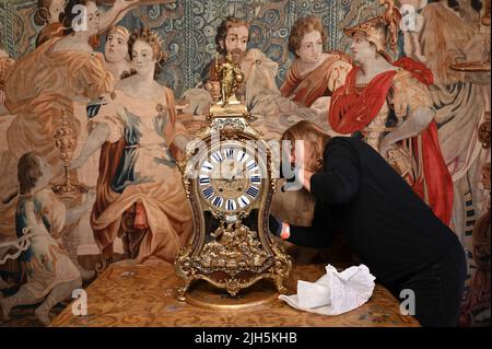 Kassel, Deutschland. 15.. Juli 2022. Vor der Wiedereröffnung der Löwenburg im Herrenbau setzt Restauratorin Anne Becker ein fehlendes Pendel in die Boulle-Uhr ein. Das Land Hessen hat 30 Millionen Euro für die Restaurierung der Burg ausgegeben, die sich im UNESCO-Weltkulturerbe Bergpark Wilhelmshöhe befindet. Landgraf Wilhelm IX. Ließ die Burg Löwenburg Ende des 18.. Jahrhunderts als Lustschloss im Stil einer pseudomittelalterlichen Burg errichten. Quelle: Uwe Zucchi/dpa/Alamy Live News Stockfoto