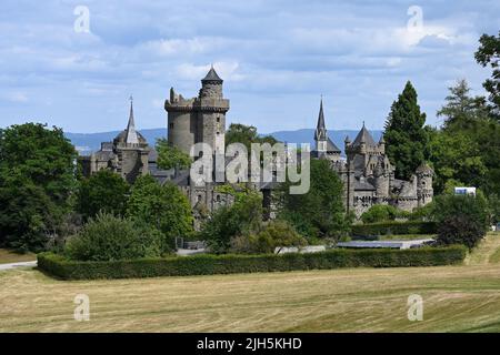 Kassel, Deutschland. 15.. Juli 2022. Blick auf die Löwenburg. Das Land Hessen hat 30 Millionen Euro für die Renovierung der Burg ausgegeben, die sich im UNESCO-Weltkulturerbe Bergpark Wilhelmshöhe befindet. Landgraf Wilhelm IX. Ließ die Burg Löwenburg Ende des 18.. Jahrhunderts als Lustschloss im Stil einer pseudomittelalterlichen Burg errichten. Quelle: Uwe Zucchi/dpa/Alamy Live News Stockfoto