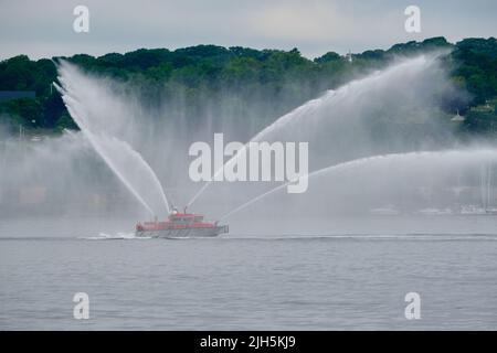 Halifax, Kanada. 15.. Juli 2022. Die Halifax Fire Crew begrüßt die HMCS Halifax (330) und HMCS Montréal (336), als sie von einer europäischen NATO-Mission zur Halifax-Basis zurückkehren, nachdem sie im Rahmen der NATO-Operation ReAssurance in Mittel- und osteuropäischen Gewässern eingesetzt wurden. Kredit: Meanderingemu/Alamy Live Nachrichten Stockfoto