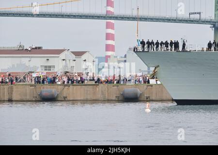 Halifax, Kanada. 15.. Juli 2022. Die HMCS Halifax (330) und HMCS Montréal (336) kehren von einer europäischen NATO-Mission zur Halifax-Basis zurück, nachdem sie im Rahmen der NATO-Operation ReAssurance in Mittel- und osteuropäischen Gewässern eingesetzt wurden. Kredit: Meanderingemu/Alamy Live Nachrichten Stockfoto