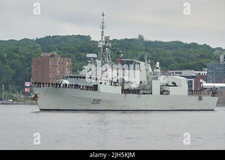 Halifax, Kanada. 15.. Juli 2022. Die HMCS Halifax (330) und HMCS Montréal (336) kehren von einer europäischen NATO-Mission zur Halifax-Basis zurück, nachdem sie im Rahmen der NATO-Operation ReAssurance in Mittel- und osteuropäischen Gewässern eingesetzt wurden. Kredit: Meanderingemu/Alamy Live Nachrichten Stockfoto