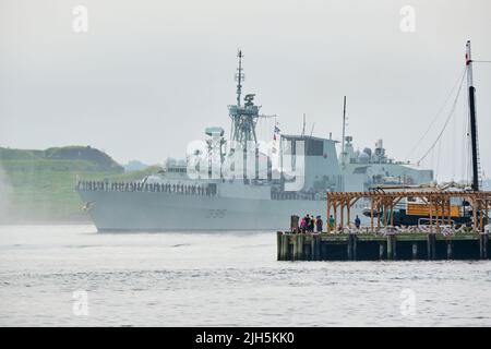 Halifax, Kanada. 15.. Juli 2022. Die HMCS Halifax (330) und HMCS Montréal (336) kehren von einer europäischen NATO-Mission zur Halifax-Basis zurück, nachdem sie im Rahmen der NATO-Operation ReAssurance in Mittel- und osteuropäischen Gewässern eingesetzt wurden. Kredit: Meanderingemu/Alamy Live Nachrichten Stockfoto