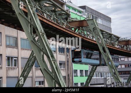 Die Wuppertaler Schwebebahn schwebt auf einem Stahlrahmen durch den Himmel Stockfoto