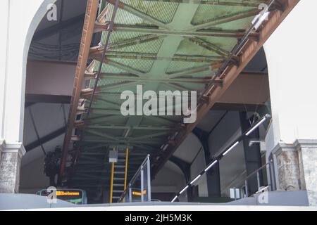 Die Wuppertaler Schwebebahn schwebt auf einem Stahlrahmen durch den Himmel Stockfoto