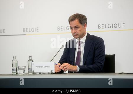 Brüssel, Belgien. 15.. Juli 2022. Premierminister Alexander De Croo im Bild während einer Pressekonferenz nach dem ministerratstreffen am Freitag, dem 15. Juli 2022 in Brüssel. BELGA FOTO HATIM KAGHAT Kredit: Belga Nachrichtenagentur/Alamy Live News Stockfoto