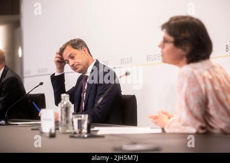 Brüssel, Belgien. 15.. Juli 2022. Premierminister Alexander De Croo im Bild während einer Pressekonferenz nach dem ministerratstreffen am Freitag, dem 15. Juli 2022 in Brüssel. BELGA FOTO HATIM KAGHAT Kredit: Belga Nachrichtenagentur/Alamy Live News Stockfoto