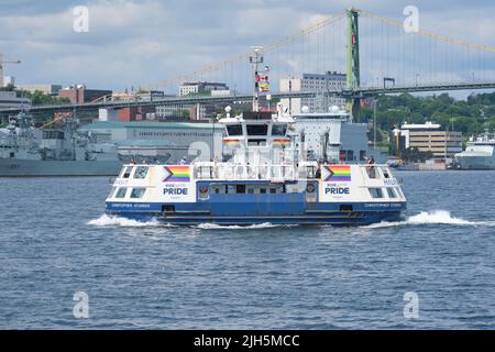 Halifax, Kanada. 15.. Juli 2022. Die Halifax Transit Ferry, die Christopher Stannix, wurde zur Feier des Halifax Pride Festivals, das in diesem Jahr wieder stattfindet, dekoriert und wird bis zum 24.. Juli stattfinden. Kredit: Meanderingemu/Alamy Live Nachrichten Stockfoto