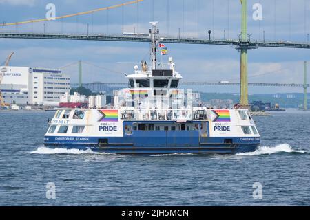 Halifax, Kanada. 15.. Juli 2022. Die Halifax Transit Ferry, die Christopher Stannix, wurde zur Feier des Halifax Pride Festivals, das in diesem Jahr wieder stattfindet, dekoriert und wird bis zum 24.. Juli stattfinden. Kredit: Meanderingemu/Alamy Live Nachrichten Stockfoto