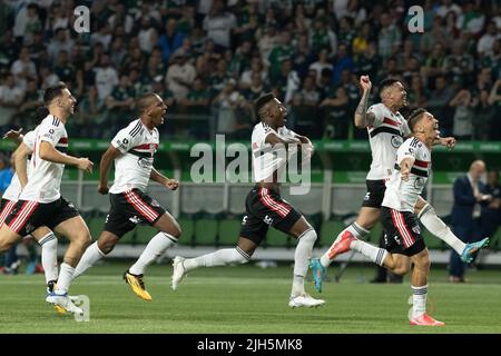 Sao Paulo, Brasilien. 14.. Juli 2022. Die Spieler von Sao Paulo feiern den Sieg nach den Strafen im Spiel gegen Palmeiras im Rückspiel der Copa do Brasil 16 2022 im Allianz Parque in Sao Paulo, SP/Brasilien. (MAURICIO RUMMENS/SPP) (Mauricio Rummens/SPP) Quelle: SPP Sport Press Foto. /Alamy Live News Stockfoto