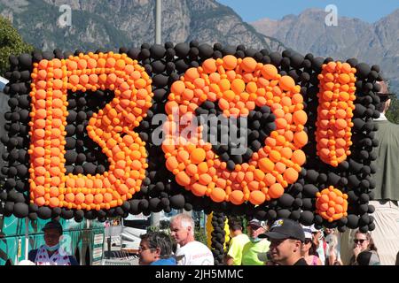 Frankreich. 15.. Juli 2022. 15.. Juli 2022; Cote de Brie, Frankreich: Tour de France - UCI-Radrennen - Etappe 13 Bourg d'Oisans - Saint-Etienne. Das Hauptfeld am Cote de Brie vorbei das Logo von Bourg d'Oisans; Credit: Action Plus Sports Images/Alamy Live News Stockfoto