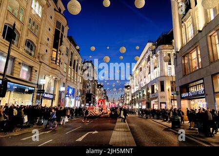 Oxford Street mit Weihnachtsbeleuchtung bei Nacht in London, Großbritannien: 31.. Oktober 2015. Die geschäftigen bunten Geschäfte in der Nacht auf der Oxford Road in London Stockfoto