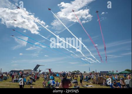 RAF Fairford, Gloucester, Großbritannien. 15. Juli 2022. Unter der heißen Sonne versammeln sich mehrere hundert Militärflugzeuge aller Formen und Größen aus allen Epochen und Ländern der Welt zu einer der größten Airshows der Welt, zu der auch ein besonderes Fest anlässlich des 75.-jährigen Jubiläums der US Air Force gehört. Bild: Das Aerobatic-Team der RAF Red Arrows kommt an Bild: Malcolm Park/Alamy Live News Stockfoto