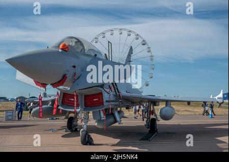 RAF Fairford, Gloucester, Großbritannien. 15. Juli 2022. Unter der heißen Sonne versammeln sich mehrere hundert Militärflugzeuge aller Formen und Größen aus allen Epochen und Ländern der Welt zu einer der größten Airshows der Welt, zu der auch ein besonderes Fest anlässlich des 75.-jährigen Jubiläums der US Air Force gehört. Quelle: Malcolm Park/Alamy Live News Stockfoto