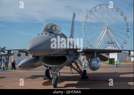 RAF Fairford, Gloucester, Großbritannien. 15. Juli 2022. Unter der heißen Sonne versammeln sich mehrere hundert Militärflugzeuge aller Formen und Größen aus allen Epochen und Ländern der Welt zu einer der größten Airshows der Welt, zu der auch ein besonderes Fest anlässlich des 75.-jährigen Jubiläums der US Air Force gehört. Quelle: Malcolm Park/Alamy Live News Stockfoto