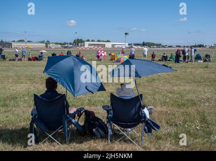 RAF Fairford, Gloucester, Großbritannien. 15. Juli 2022. Unter der heißen Sonne versammeln sich mehrere hundert Militärflugzeuge aller Formen und Größen aus allen Epochen und Ländern der Welt zu einer der größten Airshows der Welt, zu der auch ein besonderes Fest anlässlich des 75.-jährigen Jubiläums der US Air Force gehört. Bild: Plane Spotter und Besucher versuchen sich kühl zu halten. Quelle: Malcolm Park/Alamy Live News Stockfoto