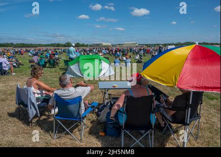 RAF Fairford, Gloucester, Großbritannien. 15. Juli 2022. Unter der heißen Sonne versammeln sich mehrere hundert Militärflugzeuge aller Formen und Größen aus allen Epochen und Ländern der Welt zu einer der größten Airshows der Welt, zu der auch ein besonderes Fest anlässlich des 75.-jährigen Jubiläums der US Air Force gehört. Bild: Plane Spotter und Besucher versuchen sich kühl zu halten. Quelle: Malcolm Park/Alamy Live News Stockfoto