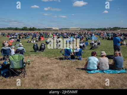 RAF Fairford, Gloucester, Großbritannien. 15. Juli 2022. Unter der heißen Sonne versammeln sich mehrere hundert Militärflugzeuge aller Formen und Größen aus allen Epochen und Ländern der Welt zu einer der größten Airshows der Welt, zu der auch ein besonderes Fest anlässlich des 75.-jährigen Jubiläums der US Air Force gehört. Bild: Plane Spotter und Besucher versuchen sich kühl zu halten. Quelle: Malcolm Park/Alamy Live News Stockfoto