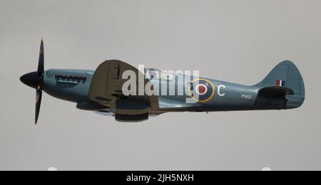 RAF Fairford, Gloucester, Großbritannien. 15. Juli 2022. Unter der heißen Sonne versammeln sich mehrere hundert Militärflugzeuge aller Formen und Größen aus allen Epochen und Ländern der Welt zu einer der größten Airshows der Welt, zu der auch ein besonderes Fest anlässlich des 75.-jährigen Jubiläums der US Air Force gehört. Bild: Supermarine Spitfire PRXIX des Rolls Royce Heritage Flight. Quelle: Malcolm Park/Alamy Live News Stockfoto