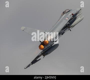 RAF Fairford, Gloucester, Großbritannien. 15. Juli 2022. Unter der heißen Sonne versammeln sich mehrere hundert Militärflugzeuge aller Formen und Größen aus allen Epochen und Ländern der Welt zu einer der größten Airshows der Welt, zu der auch ein besonderes Fest anlässlich des 75.-jährigen Jubiläums der US Air Force gehört. Bild: Eurofighter-Taifune der österreichischen Luftwaffe simulieren ein Notkriechen. Quelle: Malcolm Park/Alamy Live News Stockfoto