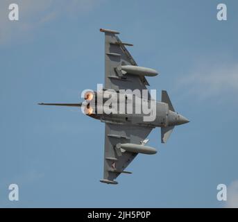 RAF Fairford, Gloucester, Großbritannien. 15. Juli 2022. Unter der heißen Sonne versammeln sich mehrere hundert Militärflugzeuge aller Formen und Größen aus allen Epochen und Ländern der Welt zu einer der größten Airshows der Welt, zu der auch ein besonderes Fest anlässlich des 75.-jährigen Jubiläums der US Air Force gehört. Bild: Eurofighter-Taifune der österreichischen Luftwaffe simulieren ein Notkriechen. Quelle: Malcolm Park/Alamy Live News Stockfoto