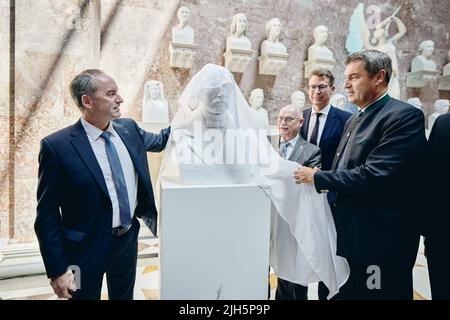 Donaustauf, Deutschland. 15.. Juli 2022. Wirtschaftsminister Hubert Aiwanger (Freie Wähler), Martin Stratmann, Präsident der Max-Planck-Gesellschaft, Minister der Künste Markus Blume (CSU) und Markus Söder (CSU) (von links) enthüllen die Büste des Physikers und Nobelpreisträgers Max Planck in der Valhalla in Donaustauf. (To dpa 'Max Planck bust New in Valhalla') Quelle: Tobias C. Köhler/dpa/Alamy Live News Stockfoto