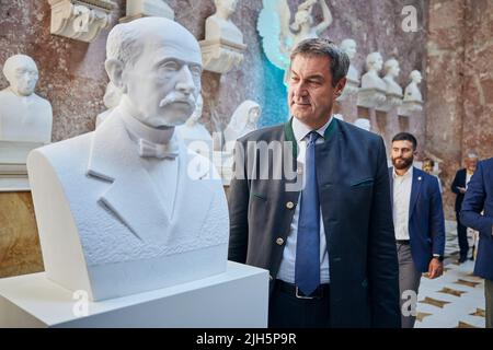 Donaustauf, Deutschland. 15.. Juli 2022. Premierminister Markus Söder (CSU) blickt auf die Büste des Physikers und Nobelpreisträgers Max Planck in der Valhalla bei Regensburg. (To dpa 'Max Planck bust New in Valhalla') Quelle: Tobias C. Köhler/dpa/Alamy Live News Stockfoto