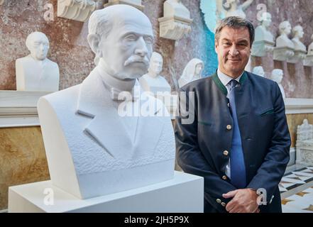 Donaustauf, Deutschland. 15.. Juli 2022. Premierminister Markus Söder (CSU) steht neben der Büste des Physikers und Nobelpreisträgers Max Planck in der Valhalla in Donaustauf. (To dpa 'Max Planck bust New in Valhalla') Quelle: Tobias C. Köhler/dpa/Alamy Live News Stockfoto