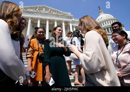 Washington DC, USA. 15.. Juli 2022. Die US-Vertreterin Alexandria Ocasio-Cortez (D-NY) begrüßt die Teilnehmer einer Veranstaltung vor der Verabschiedung des Frauengesundheitsschutzgesetzes über die Schritte der Ostfront auf dem Capitol Hill in Washington am 15. Juli 2022. Foto von Yuri Gripas/ABACAPRESS.COM Quelle: Abaca Press/Alamy Live News Stockfoto