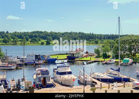 Bowling, Glasgow, Schottland, Großbritannien Juli 15. 2022. Wetter in Großbritannien: Sonniger Bowling-Hafen und Forth und clyde-Kanal bei clydebank, als das Wetter heiß wurde und die Einheimischen „Strohhähne“ oder Tops-Off-Wetter sahen. Credit Gerard Ferry/Alamy Live News Stockfoto