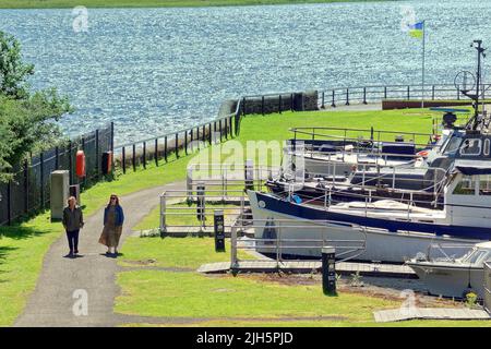 Bowling, Glasgow, Schottland, Großbritannien Juli 15. 2022. Wetter in Großbritannien: Sonniger Bowling-Hafen und Forth und clyde-Kanal bei clydebank, als das Wetter heiß wurde und die Einheimischen „Strohhähne“ oder Tops-Off-Wetter sahen. Credit Gerard Ferry/Alamy Live News Stockfoto