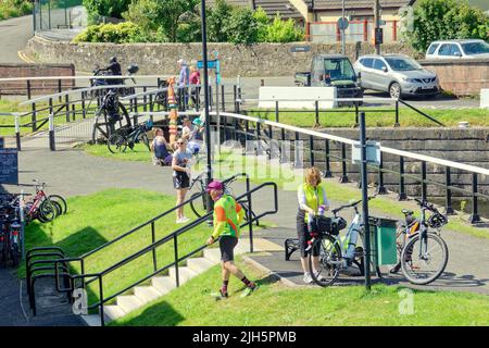 Bowling, Glasgow, Schottland, Großbritannien Juli 15. 2022. Wetter in Großbritannien: Sonniger Bowling-Hafen und Forth und clyde-Kanal bei clydebank, als das Wetter heiß wurde und die Einheimischen „Strohhähne“ oder Tops-Off-Wetter sahen. Credit Gerard Ferry/Alamy Live News Stockfoto