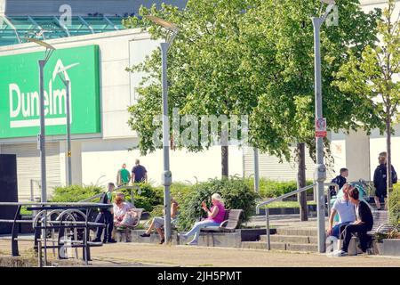 Bowling, Glasgow, Schottland, Großbritannien Juli 15. 2022. Wetter in Großbritannien: Sonniger Bowling-Hafen und Forth und clyde-Kanal bei clydebank, als das Wetter heiß wurde und die Einheimischen „Strohhähne“ oder Tops-Off-Wetter sahen. Credit Gerard Ferry/Alamy Live News Stockfoto