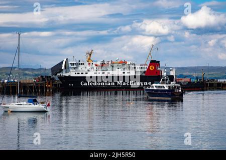 CALMAC Ferry in Mallaig, Schottland, mit erhobener Bugtür Stockfoto