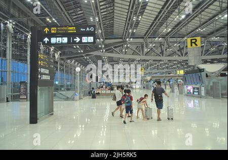 Familie mit Kindern am Abflugterminal am Flughafen Suvarnabhumi in Bangkok Stockfoto