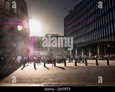 Auf der Piazza vor der Railway Tavern auf der linken Seite, Liverpool Street London, können Gäste am frühen Abend bei schönem Wetter Erfrischungen einnehmen Stockfoto