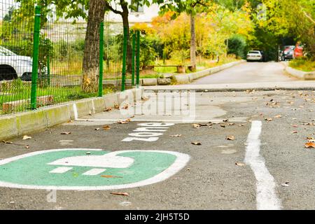 Statische Ansicht persönlicher Parkplatz für Elektroauto außerhalb in georgischen Nachbarschaft Saburtalo, Tiflis, Georgien Stockfoto