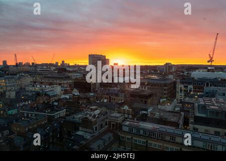 Gesamtansicht eines Sonnenuntergangs über dem Zentrum von London. Bild aufgenommen am 12.. Juli 2022. © Belinda Jiao jiao.bilin@gmail.com 07598931257 https://www.belindajia Stockfoto