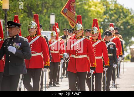 Swansea, Großbritannien. 15.. Juli 2022. Soldaten der Dragoon Guards der Königin von 1. ziehen heute durch Swansea ‘die walisische Kavallerie, während sie ihr Recht ausüben, durch das Stadtzentrum zu marschieren. Es ist das erste Mal seit acht Jahren, dass die walisische Kavallerie, die die Freiheit der Stadt genießt, ihr Recht auf einen marsch in Swansea ausgeübt hat und eine Dienstreise bei den Friedenssicherungseinsätzen der Vereinten Nationen in Mali, Westafrika, verfolgt. Quelle: Phil Rees/Alamy Live News Stockfoto