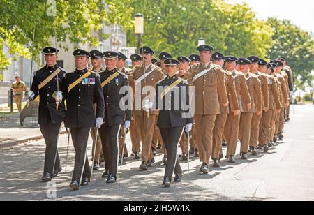 Swansea, Großbritannien. 15.. Juli 2022. Soldaten der Dragoon Guards der Königin von 1. ziehen heute durch Swansea ‘die walisische Kavallerie, während sie ihr Recht ausüben, durch das Stadtzentrum zu marschieren. Es ist das erste Mal seit acht Jahren, dass die walisische Kavallerie, die die Freiheit der Stadt genießt, ihr Recht auf einen marsch in Swansea ausgeübt hat und eine Dienstreise bei den Friedenssicherungseinsätzen der Vereinten Nationen in Mali, Westafrika, verfolgt. Quelle: Phil Rees/Alamy Live News Stockfoto