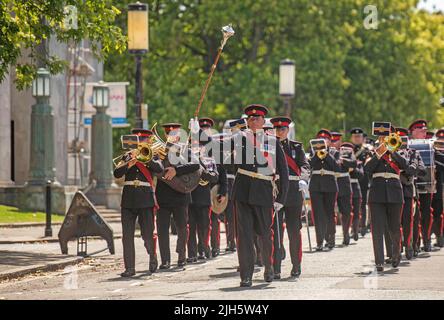 Swansea, Großbritannien. 15.. Juli 2022. Soldaten der Dragoon Guards der Königin von 1. ziehen heute durch Swansea ‘die walisische Kavallerie, während sie ihr Recht ausüben, durch das Stadtzentrum zu marschieren. Es ist das erste Mal seit acht Jahren, dass die walisische Kavallerie, die die Freiheit der Stadt genießt, ihr Recht auf einen marsch in Swansea ausgeübt hat und eine Dienstreise bei den Friedenssicherungseinsätzen der Vereinten Nationen in Mali, Westafrika, verfolgt. Quelle: Phil Rees/Alamy Live News Stockfoto